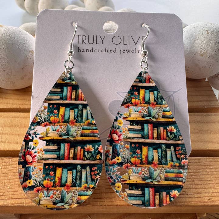 Boucles d'oreilles étagère Boucles d'oreilles goutte d'eau pour les amoureux des livres pour la vente par Truly Olive