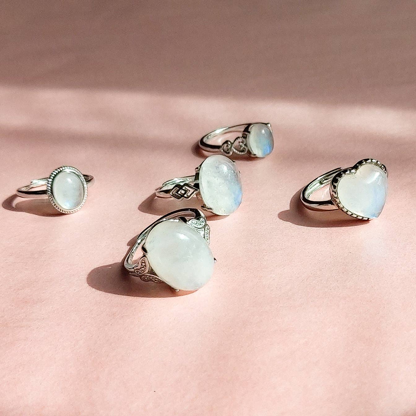 PIEDRA LUNAR CON BASE PLATEADA Anillo DEVA HEART de plata 925 ~ ajustable con forma de corazón y piedra lunar, piedra lunar natural de venta al por mayor en Faire6