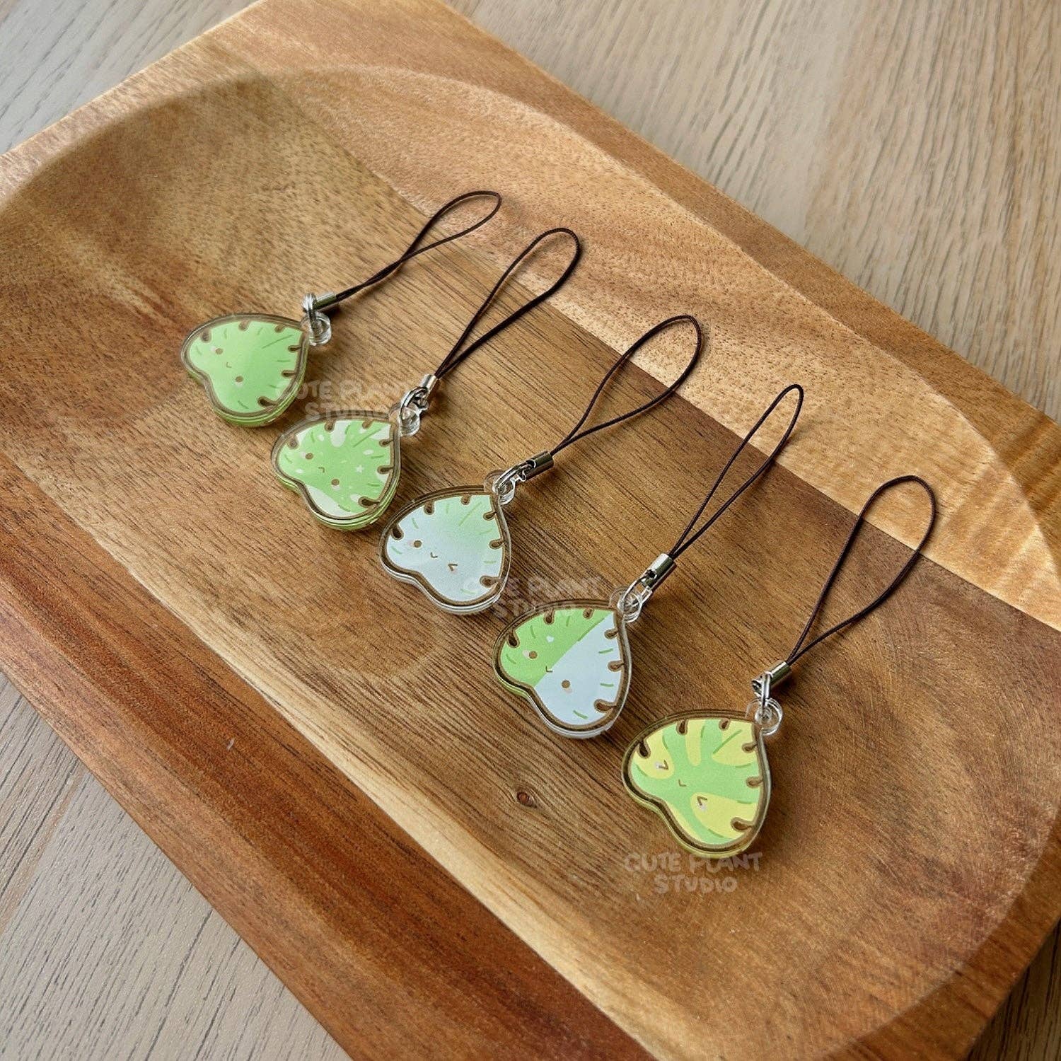 Cute Plant Studio – wholesale Individuell berlock/hänge – Monstera Aurea Telefoncharm2