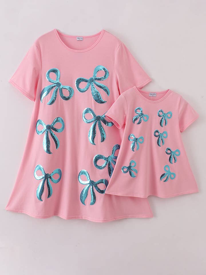 Robe à sequins avec nœud rose pour maman et moi pour la vente par Aspen Rain Boutique