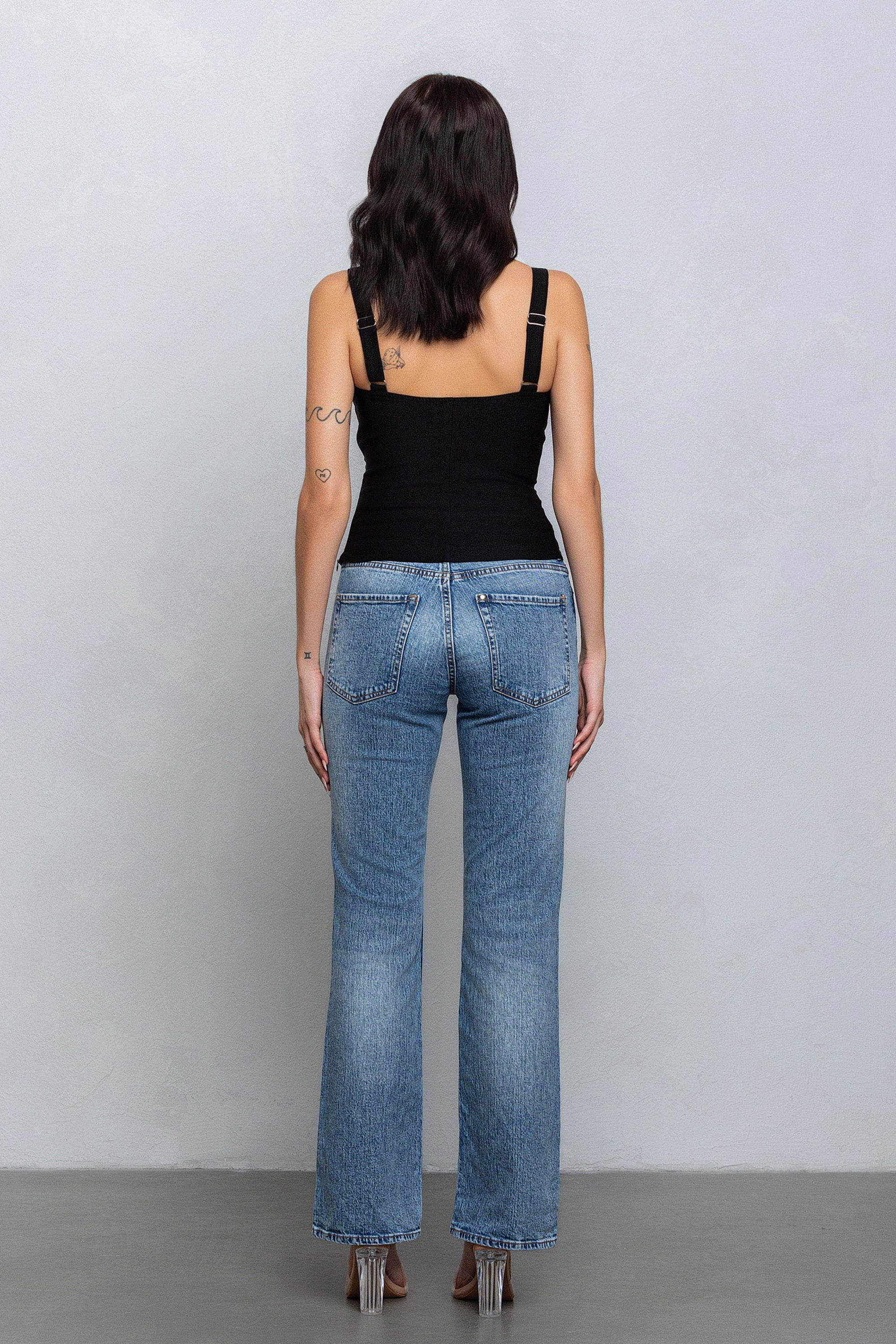 No Vacancy - Venta al por mayor Blusa - Mujer - Top corto de tejido elástico con detalle de minihebilla7