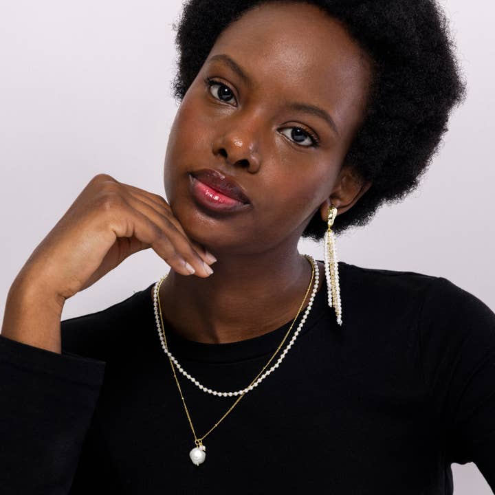 Luxenter - Wholesale Dangle Earrings - Pendientes de Perla Blanca acabados en oro amarillo de 18k - Subri1