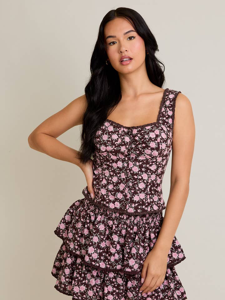 Haut à boutons avec bordure en dentelle et jupe courte à volants pour la vente par LE LIS