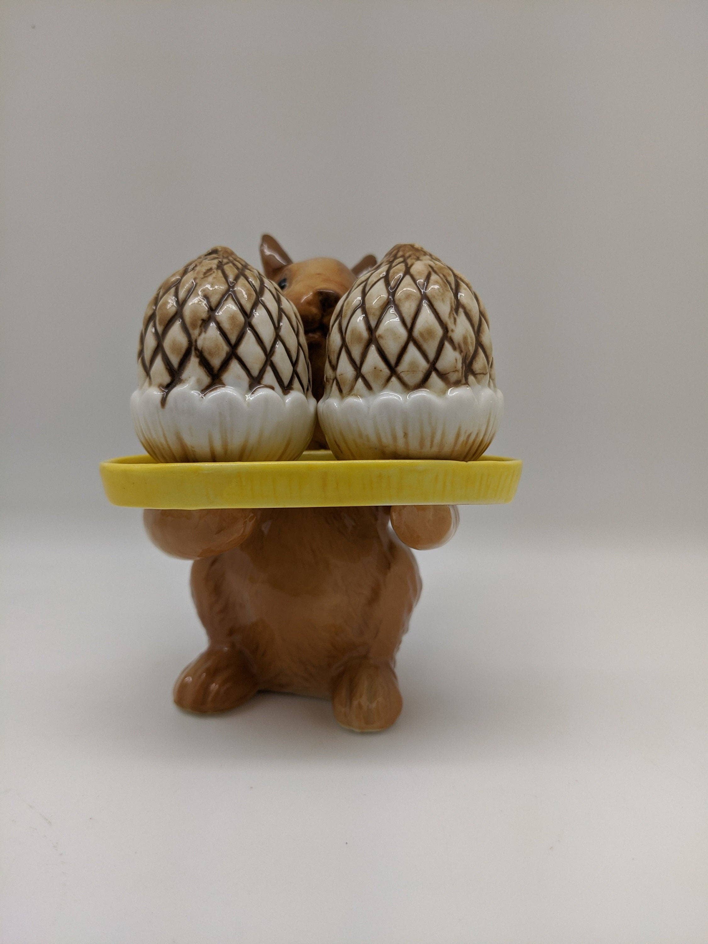 Green Pastures Wholesale – wholesale Salt & pepper shaker set – Salt And Pepper Shaker -Porcelain Squire Holding 2 Pinecones2