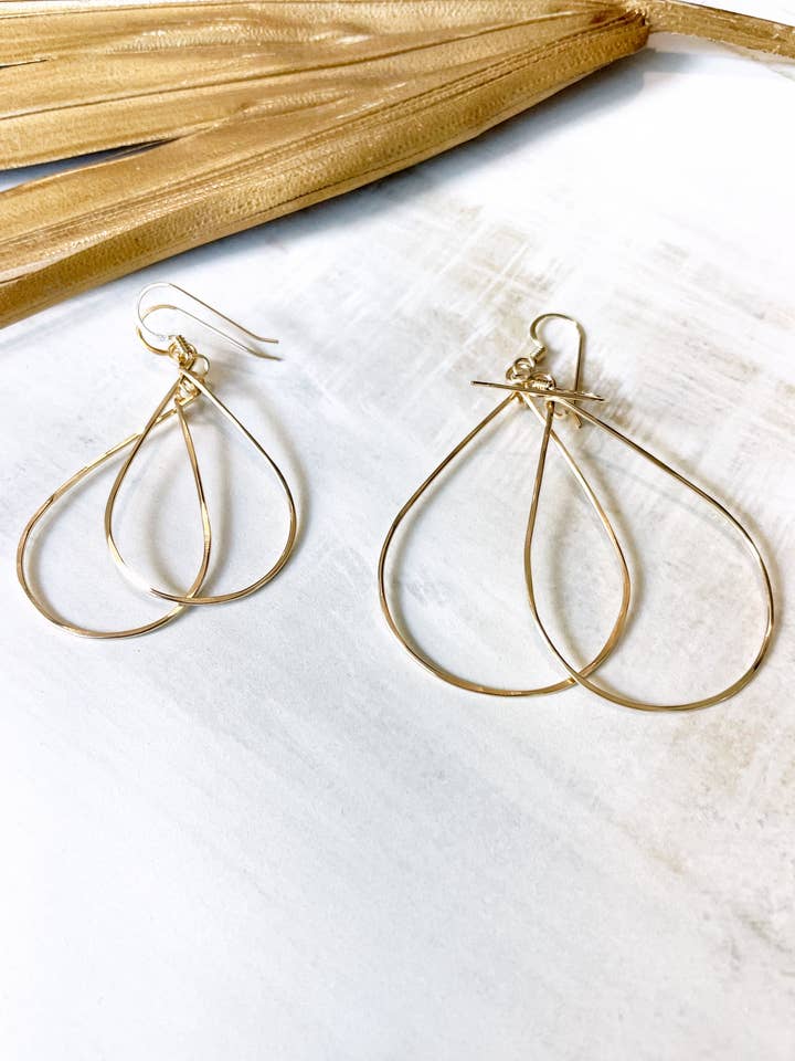 Teardrop Hoops | 14kt goud gevuld, sterling zilver voor wholesale door Quinn Sharp Handmade