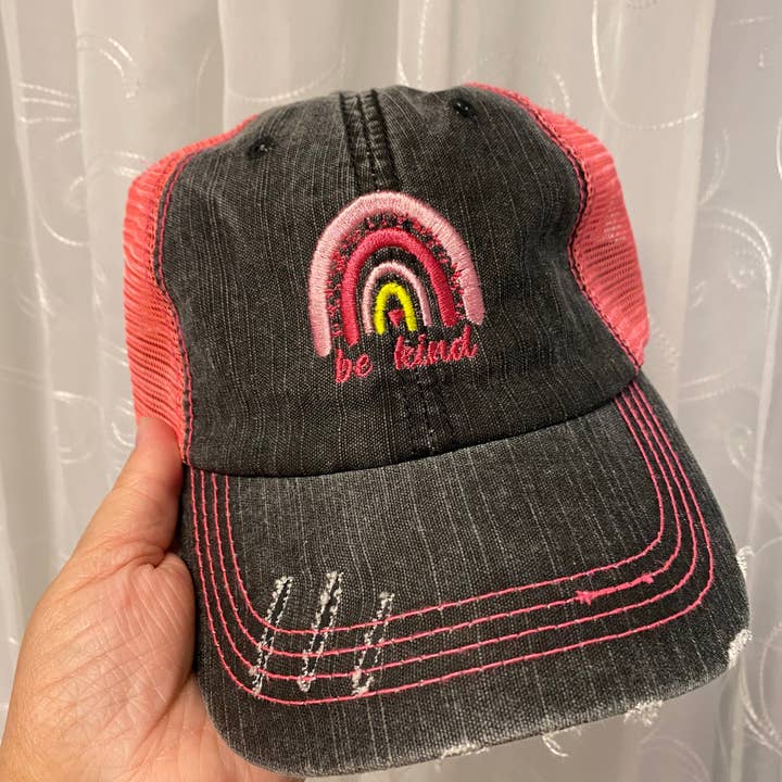 Chapeau queue de cheval Be kind Boho Rainbow pour la vente par Dynali Nicole’s