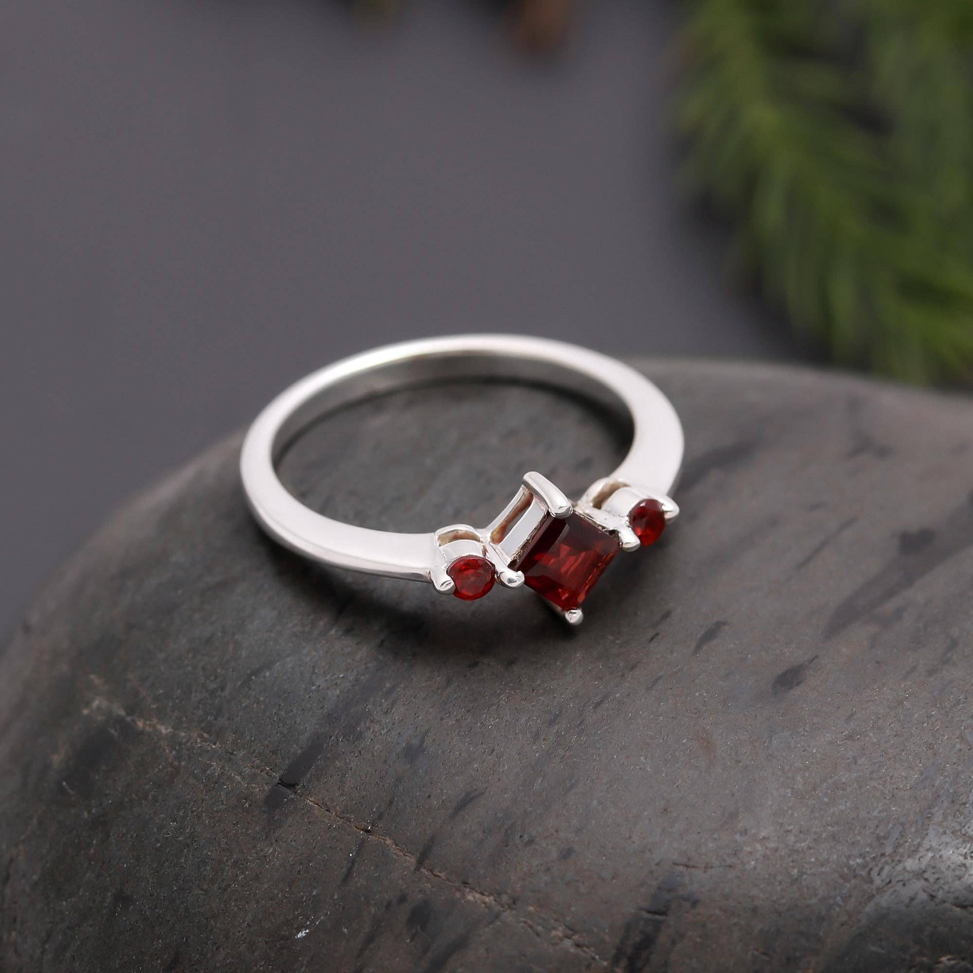 AG 925 JEWELLERY - Vente Solitaire - Bague carrée en grenat en argent 9252