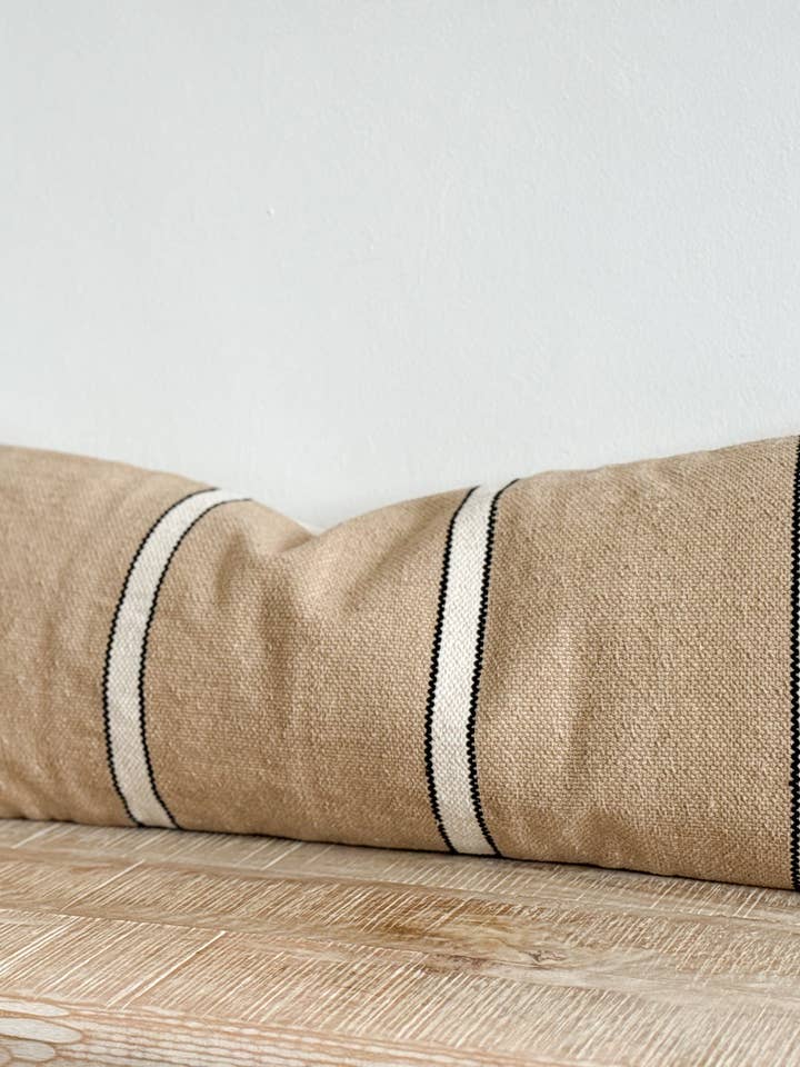 Housse de coussin India Luxe en coton 80x30 - Beige, noir et crème pour la vente par Ellenvale Trade