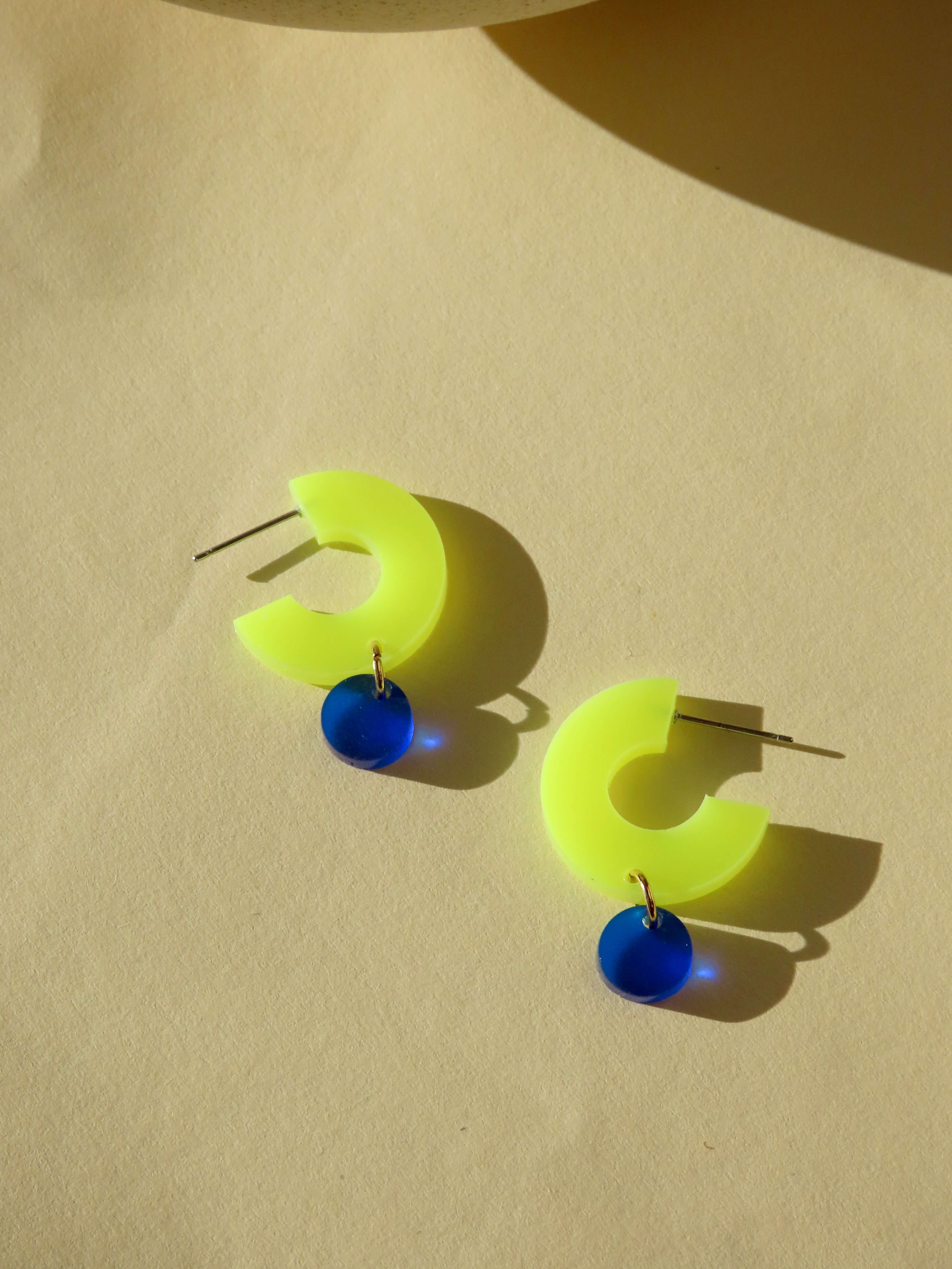 Niemalsmehrohne - Wholesale Hoop Earrings - Creoles Silva made of acrylic and stainless steel in neon yellow and deep blue2