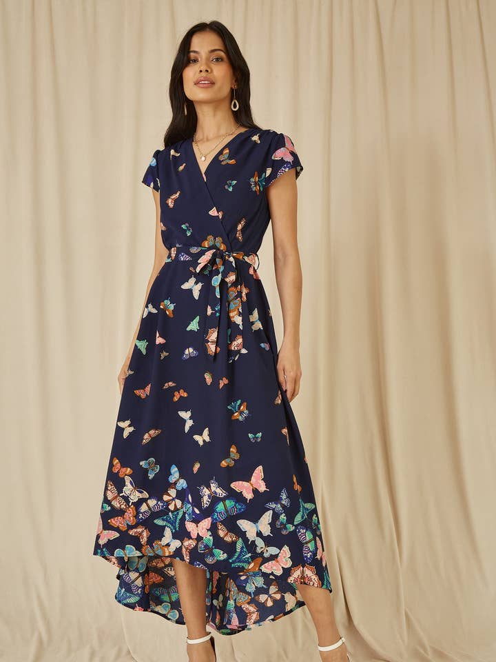Yumi Navy Sommerfugleprintet Dip Hem Midi Wrap Kjole for engroshandel hos Yumi