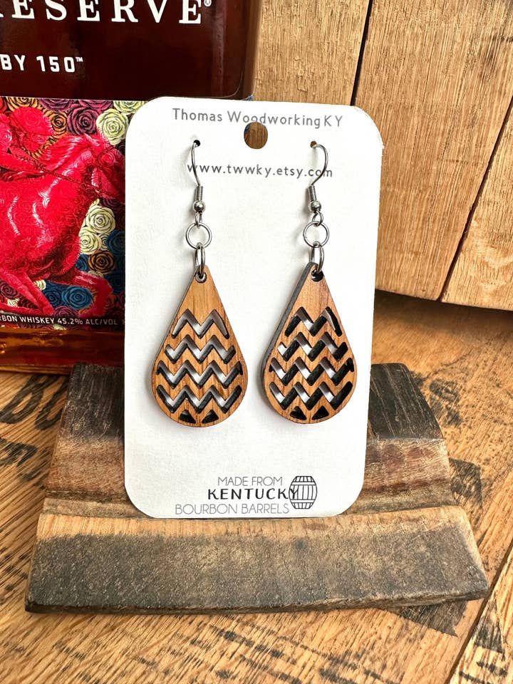 Återvunna Kentucky Bourbon Barrel Chevron örhängen för wholesale av TWWKY