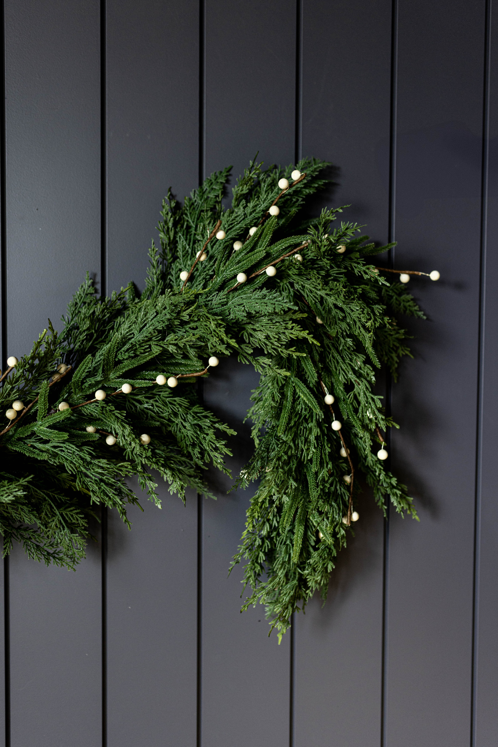 Luxe B Co - Vendita all'ingrosso Bandierine/Ghirlande - Ghirlanda Real Touch di Cipresso di Norfolk con Bacche di Prugna Bianca - 6 Piedi1