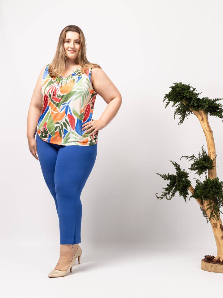 Enfärgade stickade byxor med elastisk midja och sidodelar Plusstorlekar vår-sommarkollektion för wholesale av Teresa Cardoso Oliveira