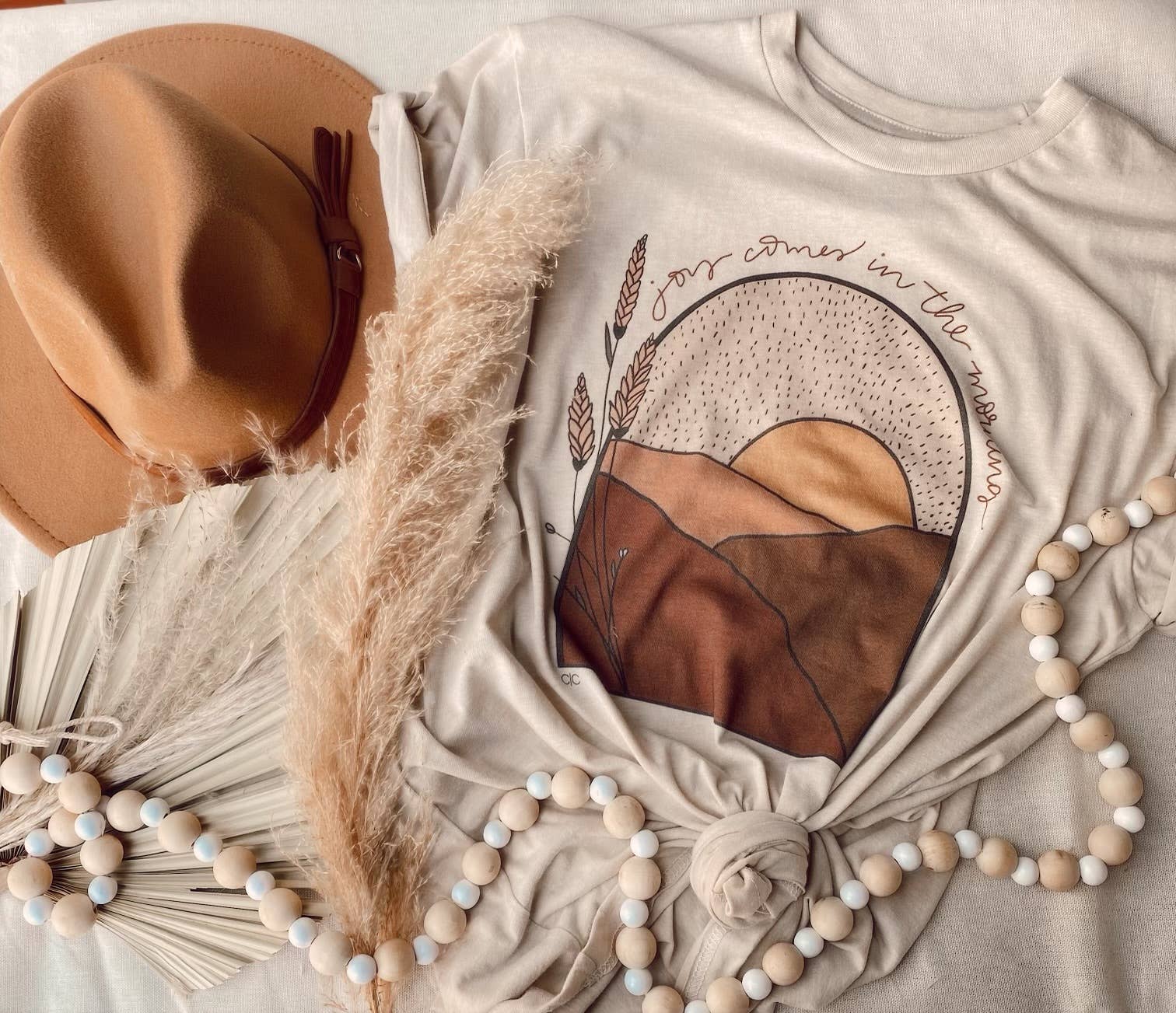 Whitney | Chaudoin Creations - Vendita all'ingrosso Maglietta stampata - Donna - T-shirt con grafica Joy Comes In The Morning1