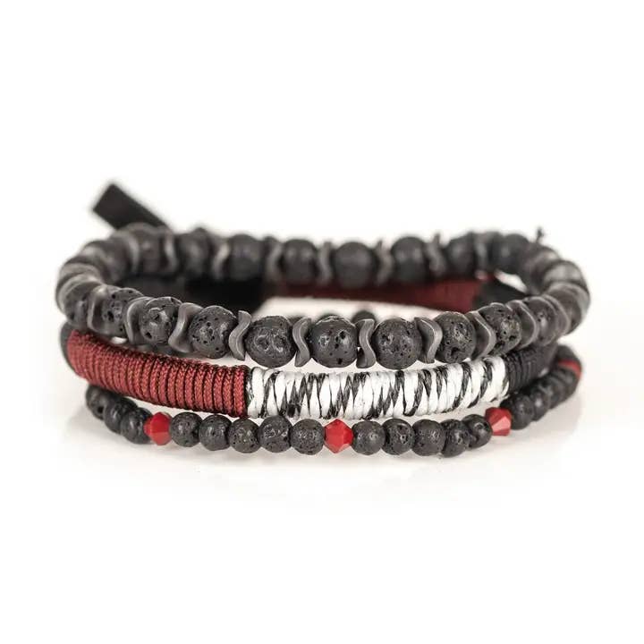 Pile de bracelets en pierre de lave noire et accent bordeaux pour la vente par The Dark Men