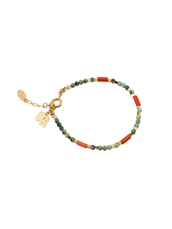 Bracelet en perles turquoises naturelles avec petite breloque en forme d'éléphant pour la vente par Atelier Petites Pierres