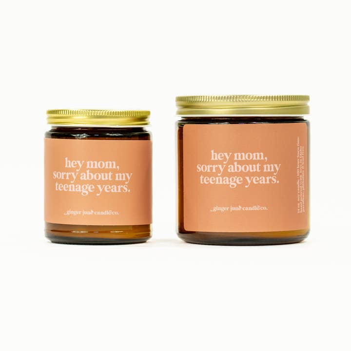 ciao mamma, scusa per i miei anni da adolescente • candela di soia • 2 dimensioni, 2 colori tra cui scegliere per la vendita all'ingrosso da parte di Ginger June Candle Co.