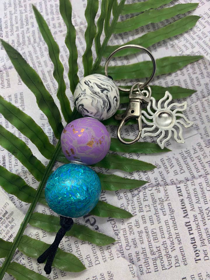 Cosmos | Portachiavi in argilla polimerica | Accessorio per borsa | Chiusura con cerniera | Portachiavi per borsa | Portachiavi con cerniera a zaino per la vendita all'ingrosso da parte di StayTay Store