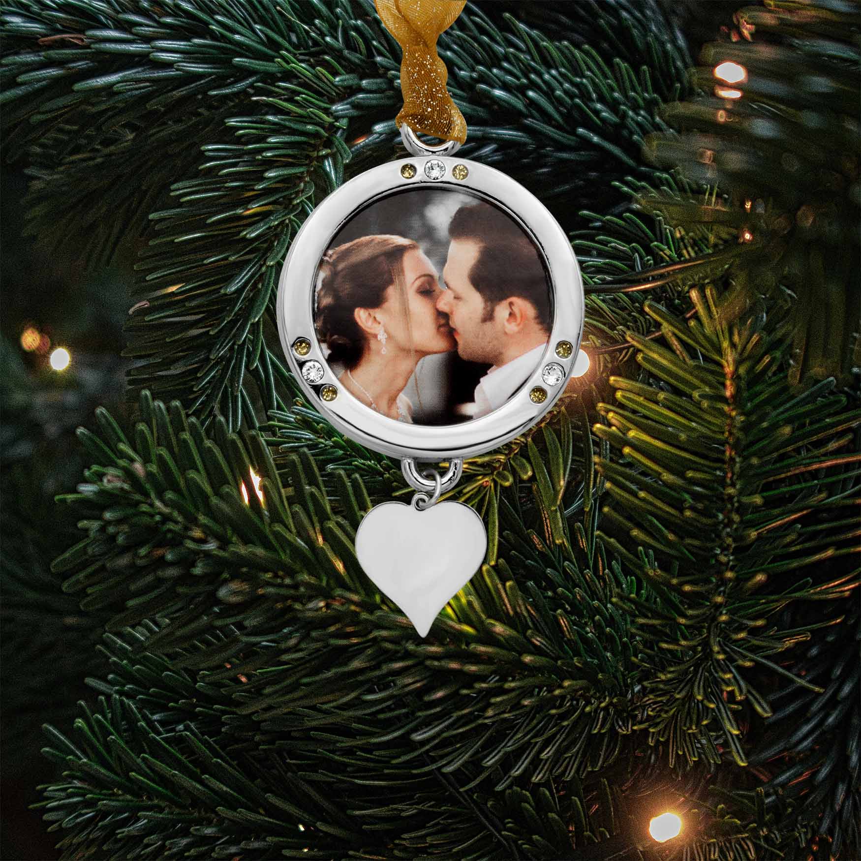 Gloria Duchin – Großhandel Verzierung – Silvertone runder Fotorahmen mit gravierbarem Herzanhänger1