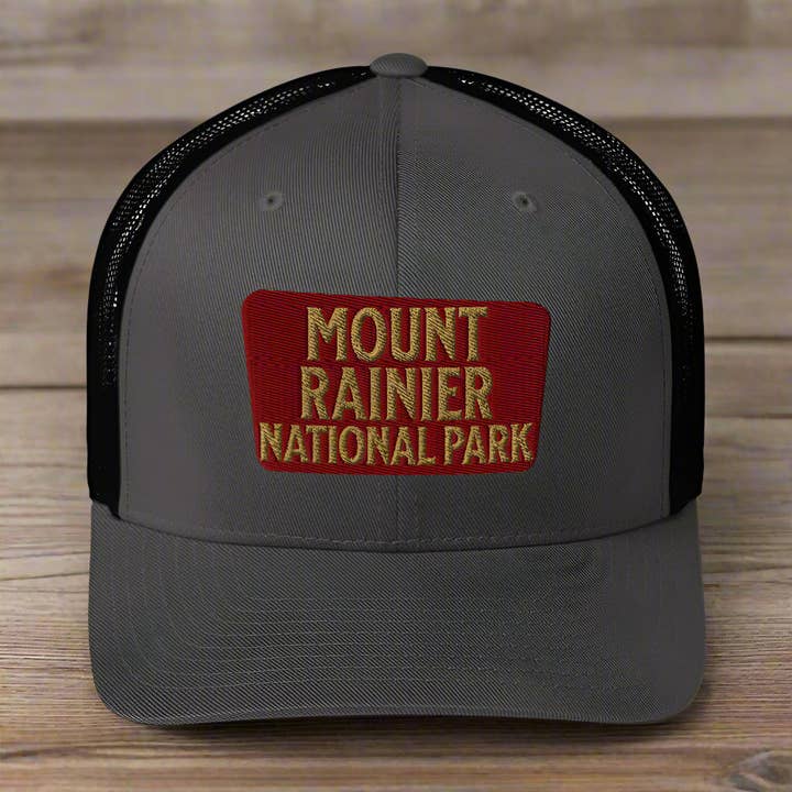Casquette de camionneur brodée avec le logo du parc national du mont Rainier pour la vente par Parks Apparel