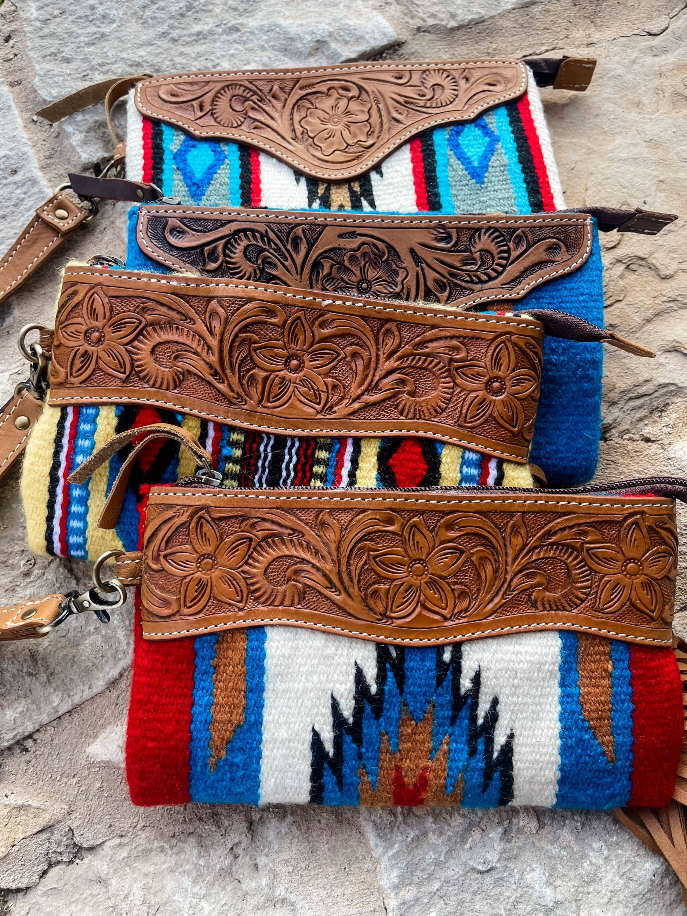 Boho Ranch Shop - Vente Bracelets - Porte-monnaie à pompons en cuir usiné Western Aztec7