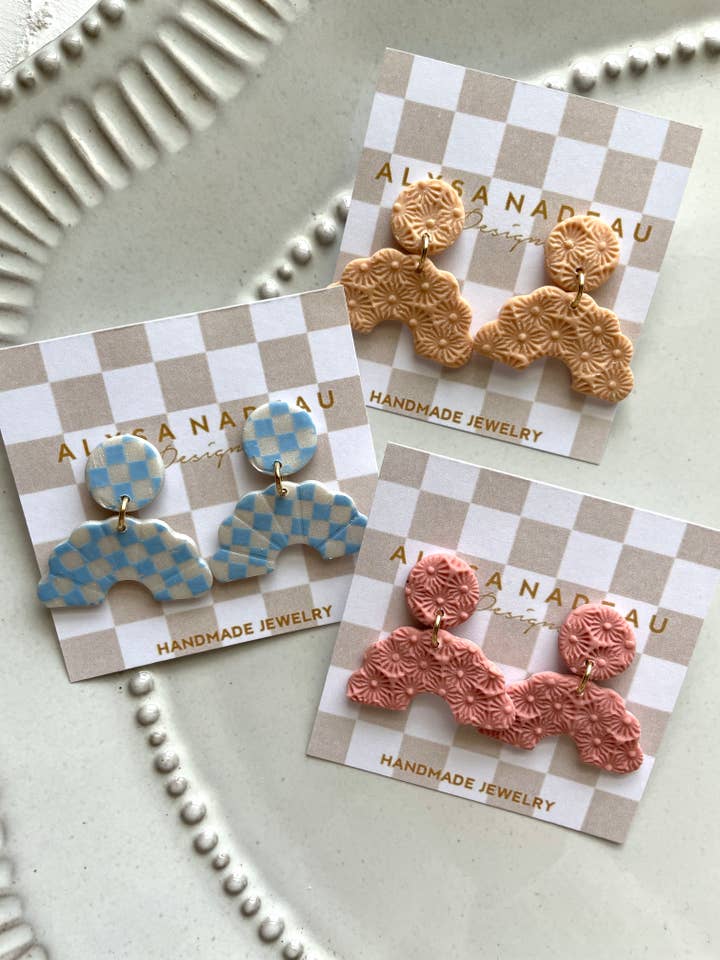 Boucles d'oreilles pendantes géométriques en argile faites à la main pour le printemps pour la vente par Alysa Nadeau Designs