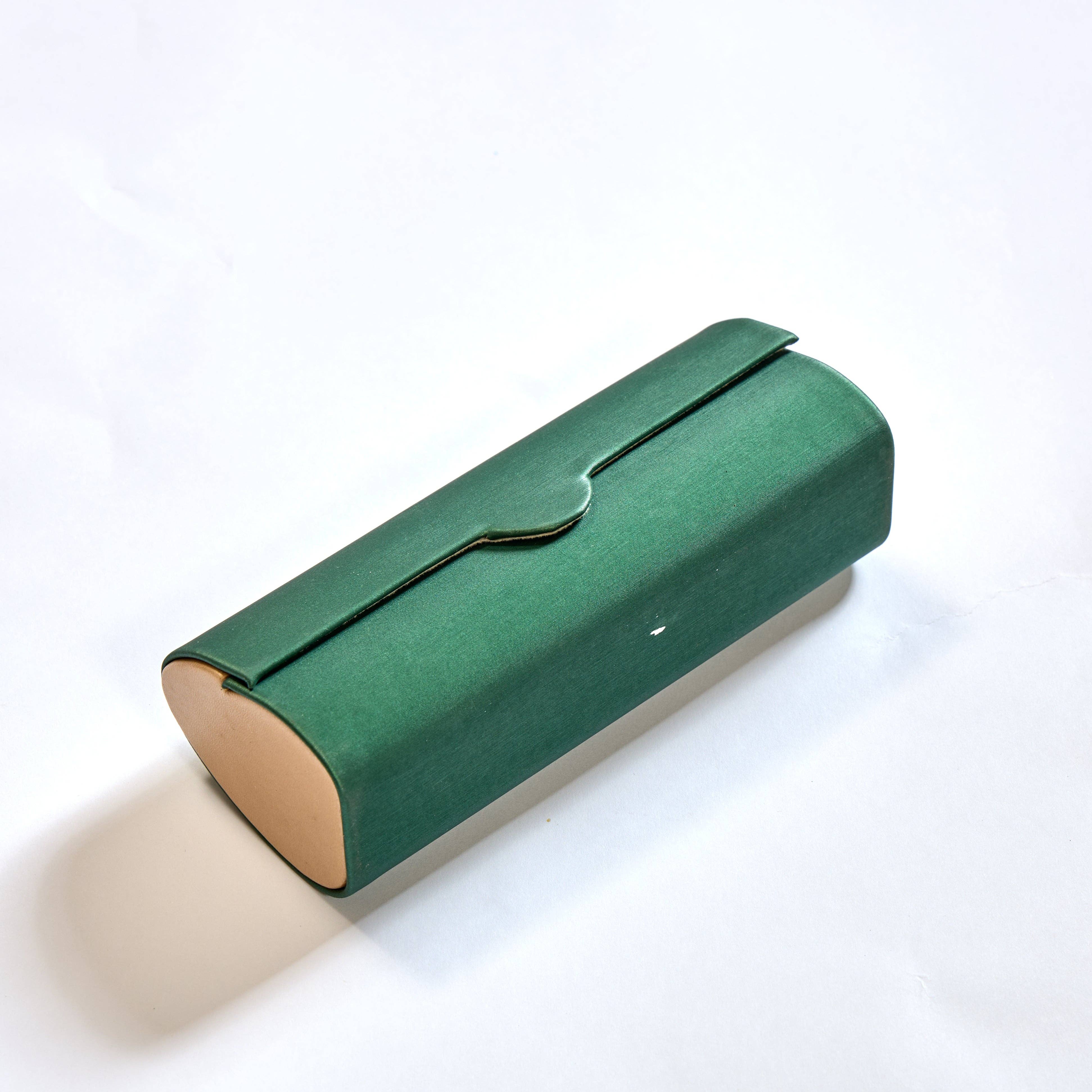 Real Sic - Wholesale Eyewear cases & holders – Unisex - Vintage-Inspired Magnetic Vegan Leather Glasses Case: Retro Cylindrical Design for Stylish Eyewear Protection5