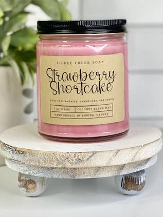 Candela Strawberry Shortcake da 7 oz., barattolo trasparente, cocco e albicocca per la vendita all'ingrosso da parte di Tickle Creek Soap