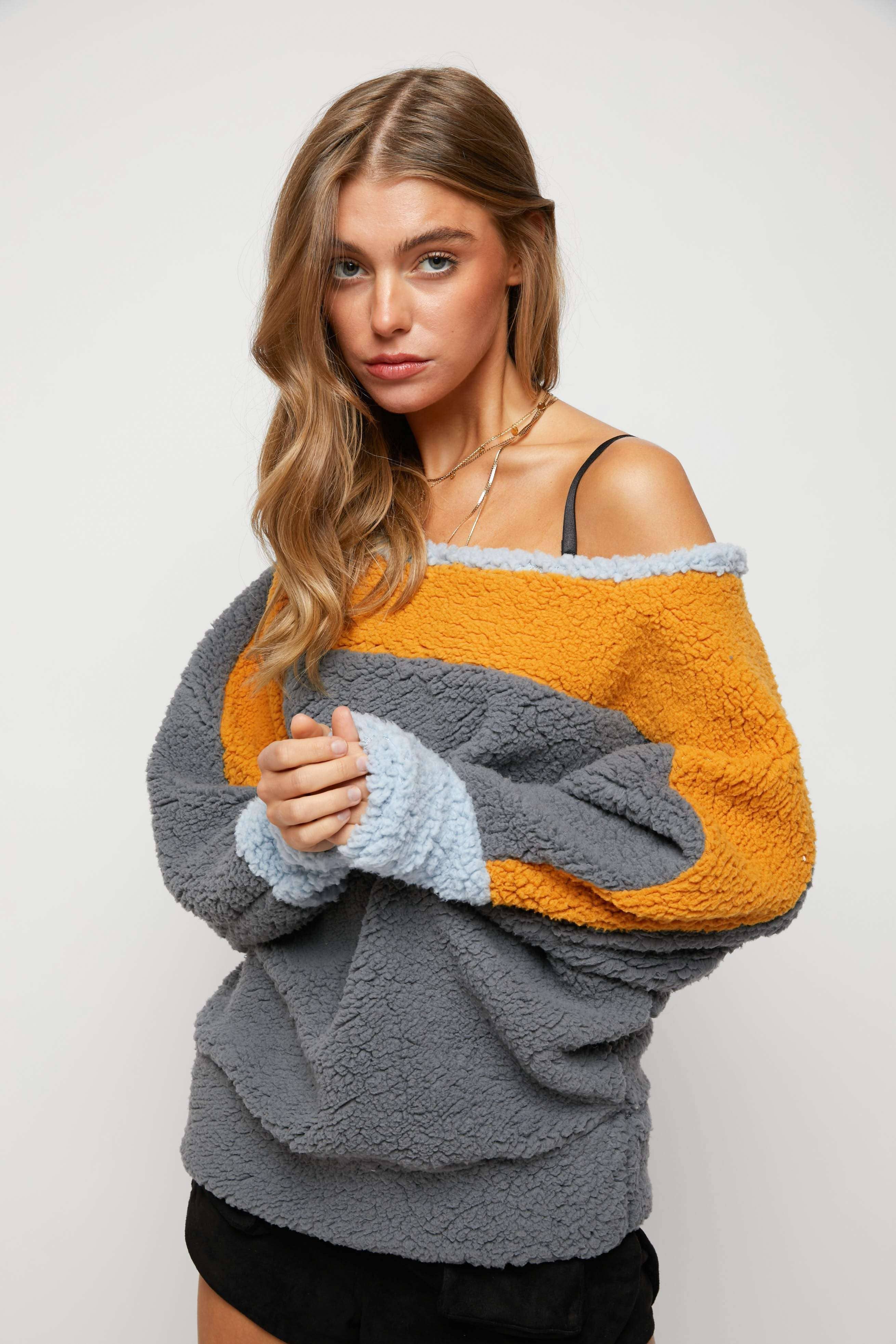 Davi & Dani – wholesale Sweatshirt – Women's – PLUS COLOR BLOCKED OFF SHOULDER SWEATSHIRT3