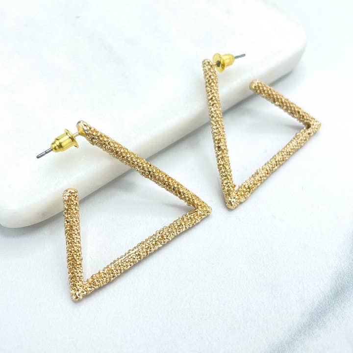 18-karaats goudgevulde C-Hoops getextureerde driehoekige oorbellen, minimalistische moderne oorbellen, groothandel in sieraden maken voor wholesale door DIJU Jewelry