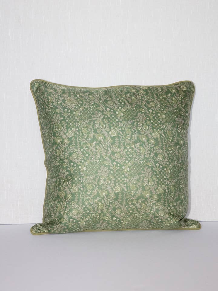 Housse de coussin Moss Vintage Ikat Silk Sari 18x18 pour la vente par Rameti studios