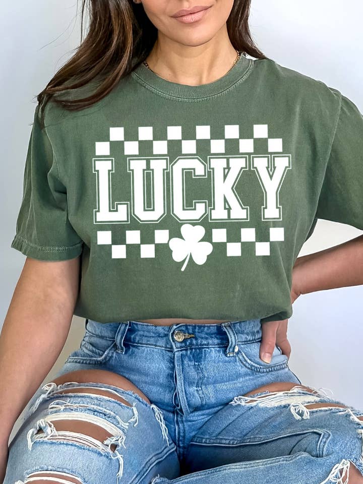 T-shirt à carreaux chanceux pour la Saint-Patrick pour la vente par Desert Raine