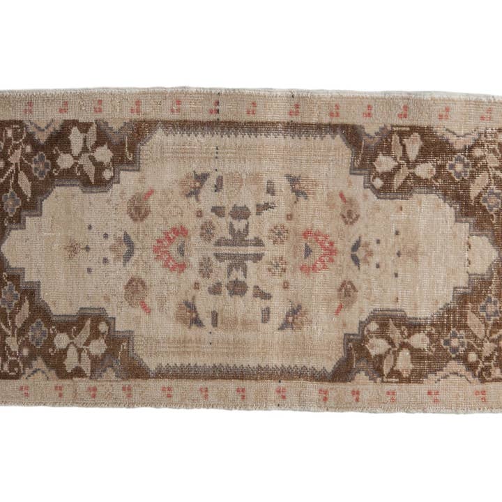 Tapis Oushak vieilli vintage 1,5 x 3 pour la vente par Old New House