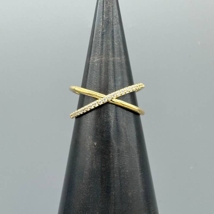 Ring met gekruiste band en half pavé met CZ voor wholesale door Something Silver