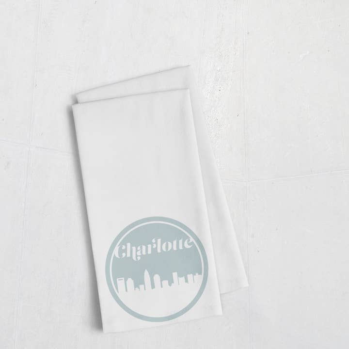 Charlotte NC Retro-Skyline-Handtuch | Mehrere Farben für den Großhandel von Paperfinch Design