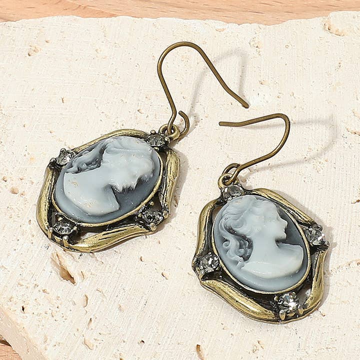Orecchini pendenti con pietre accentate e cammeo. per la vendita all'ingrosso da parte di Sensibling Corp.