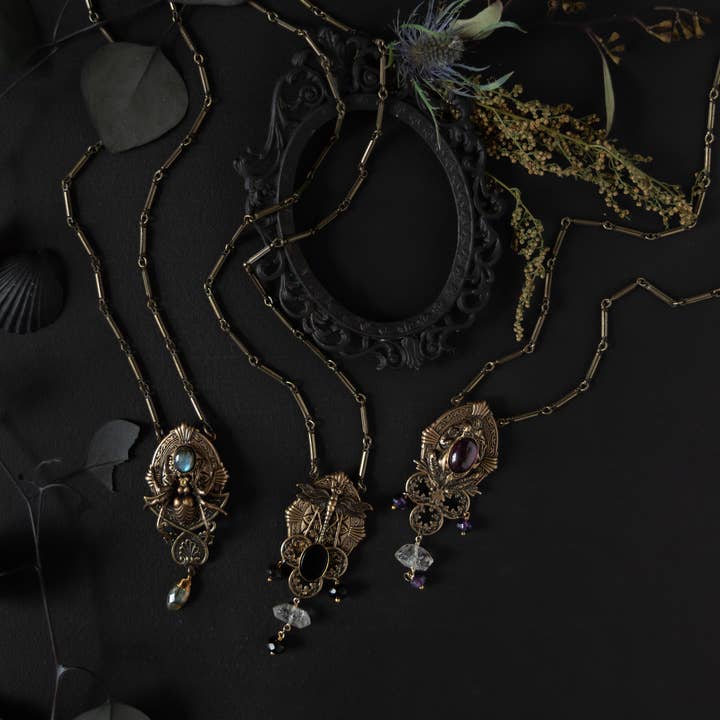 Trollbinde - Vente Colliers à pendentif - Amulette Animalis gothique avec symboles animistes1