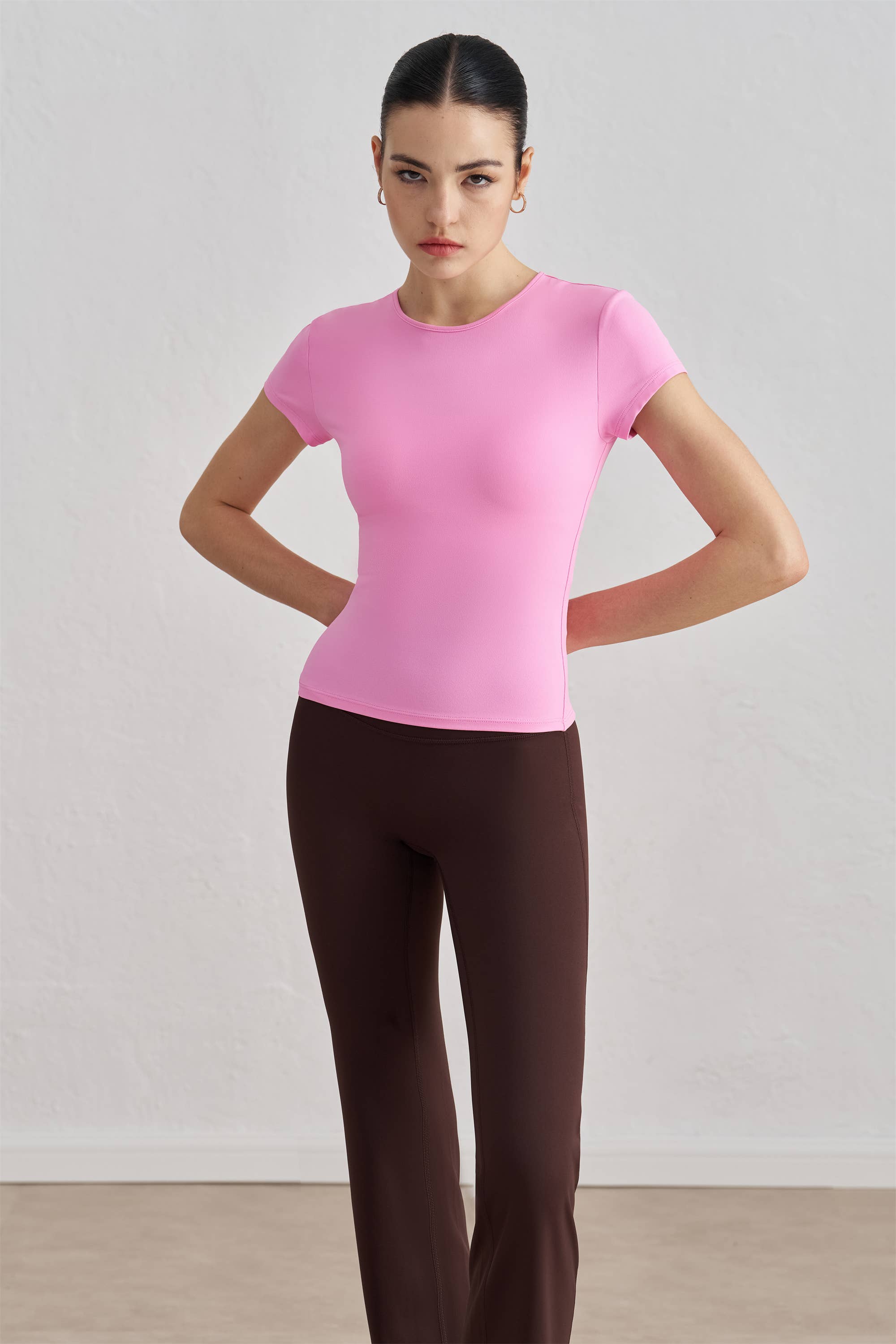 91thelabel - Vente Haut de sport – femme - T-shirt de sport sculpté à col rond et manches courtes Tessa3