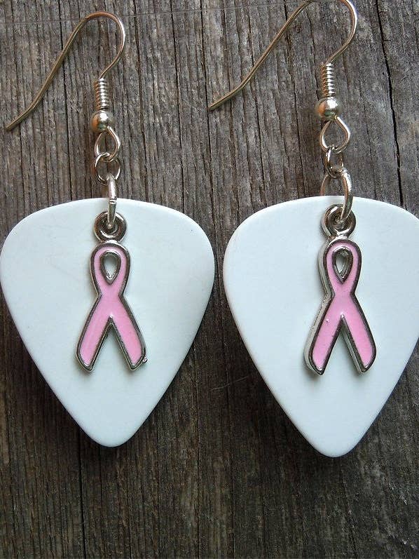 Orecchini con ciondolo a nastro rosa e plettro per chitarra per la vendita all'ingrosso da parte di Simply Raevyn