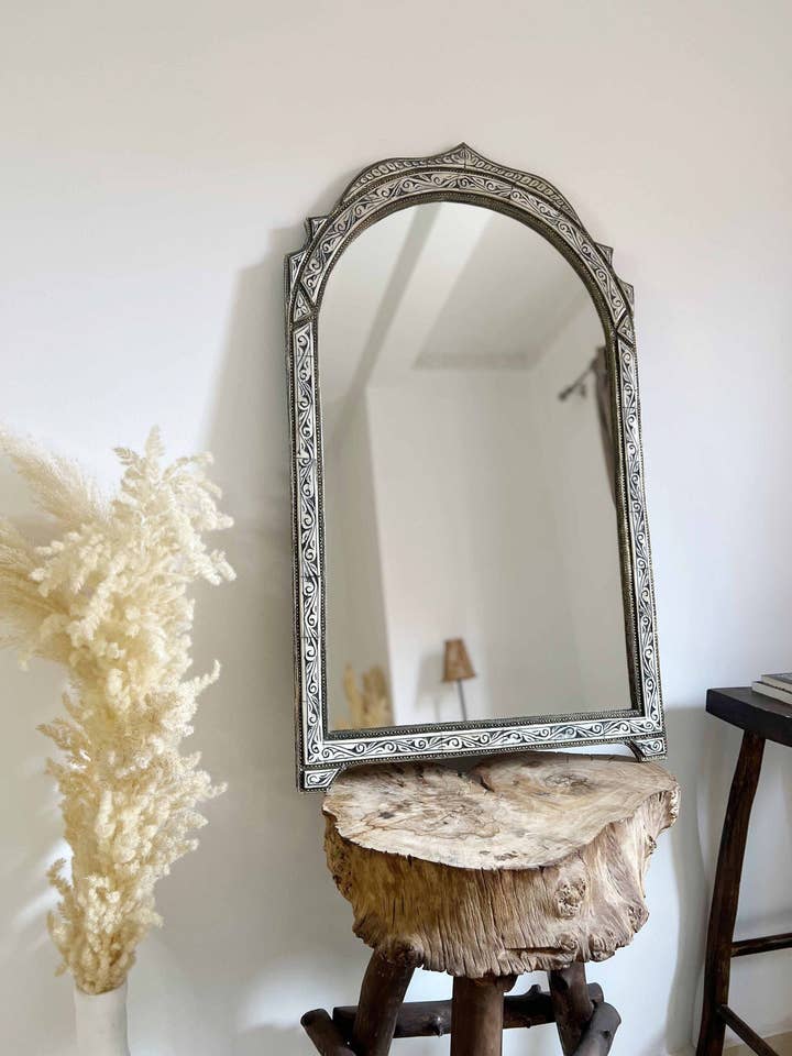 Miroir en arc vintage - Miroir incrusté d'os berbère fait main pour la vente par Palmeraies