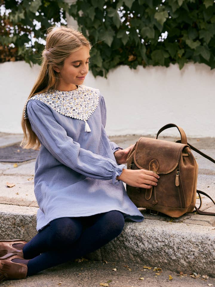 Meisjesjurk van stof met bamboe-effect in stofblauw met kraag met bladprint voor wholesale door Dadati