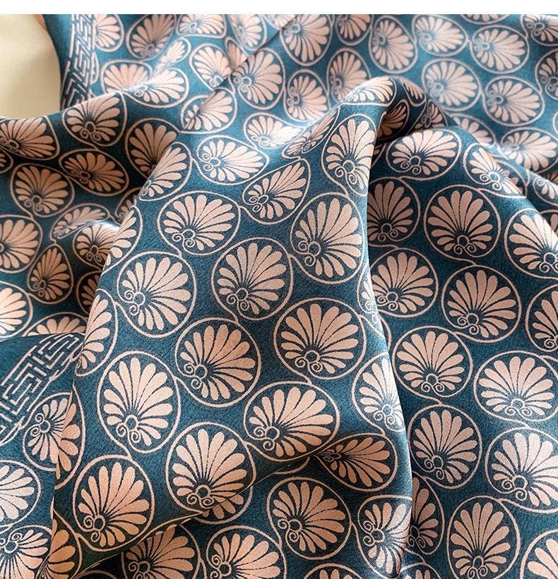 SueSilkHK – wholesale Halsduk - Dam – Navy blå bohemisk silkesscarf i 100 % mullbärssilke med blommönster – hår-, hals- och bandanasjäl, accessoar till väska, present till henne3