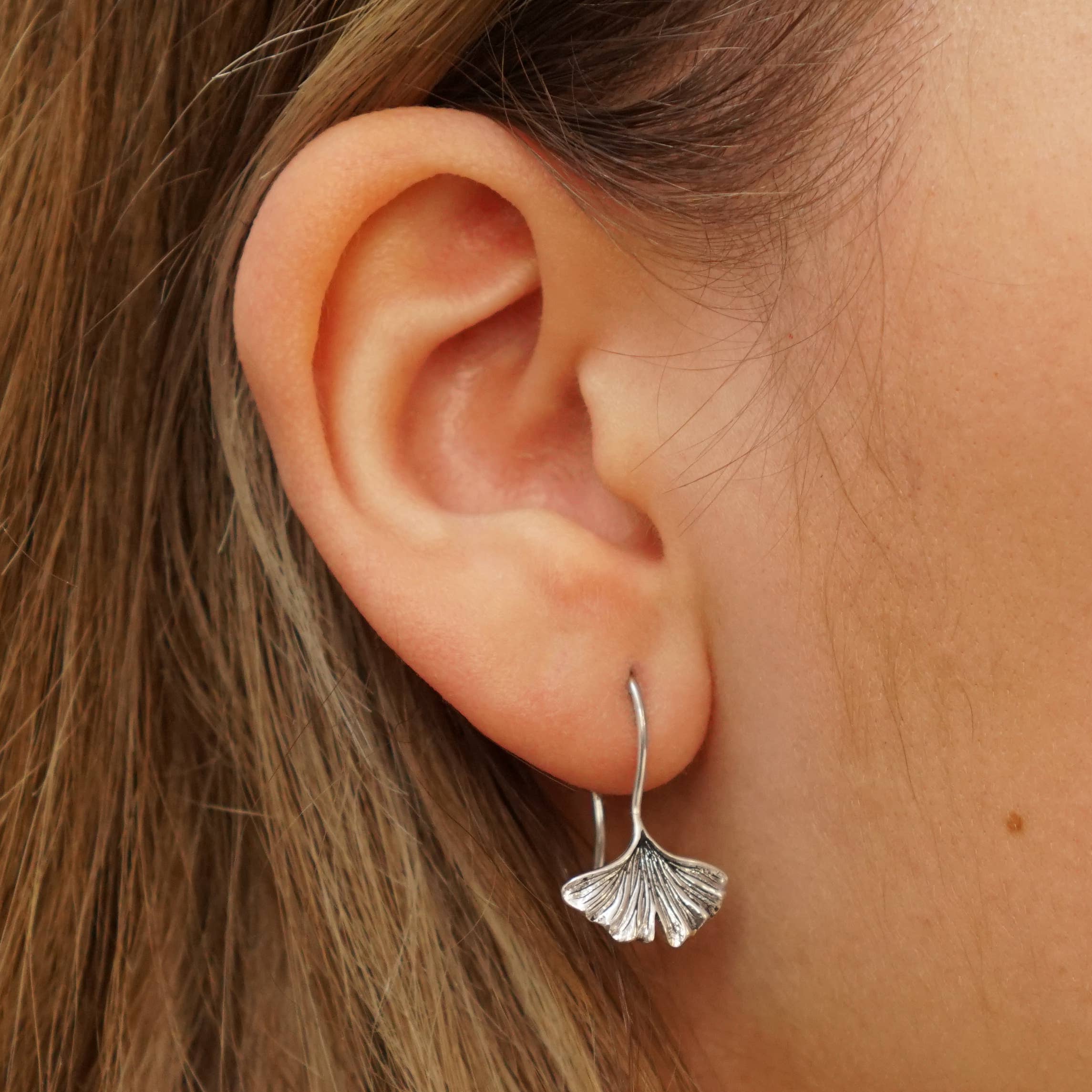 Nina Designs – wholesale Hängande örhängen – Sterling Silver eller Brons Ginkgo Leaf Örhängen 22x14mm2