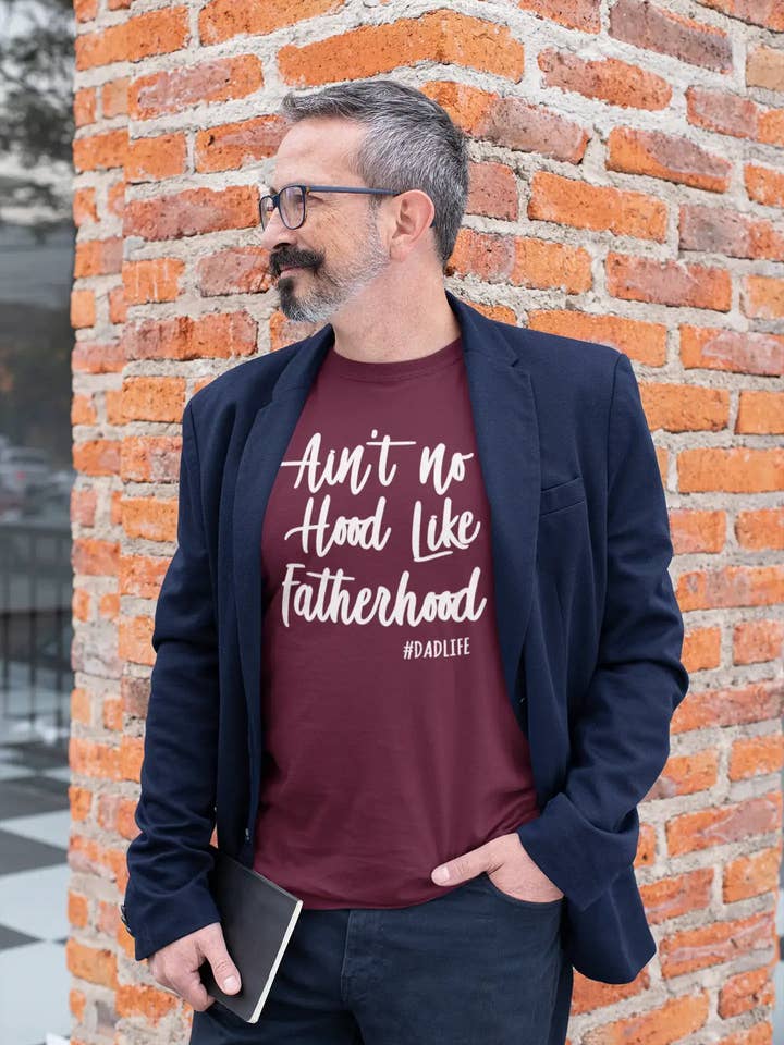 ULTRABASIC - Camiseta estampada para hombre con estampado Ain't No Hood Like Fatherhood con letras blancas, gris jaspeado para venta al por mayor de ULTRABASIC