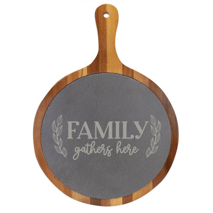 La famille se réunit ici - Planche à découper/servir en acacia et ardoise pour la vente par Beach, Cats & Wine