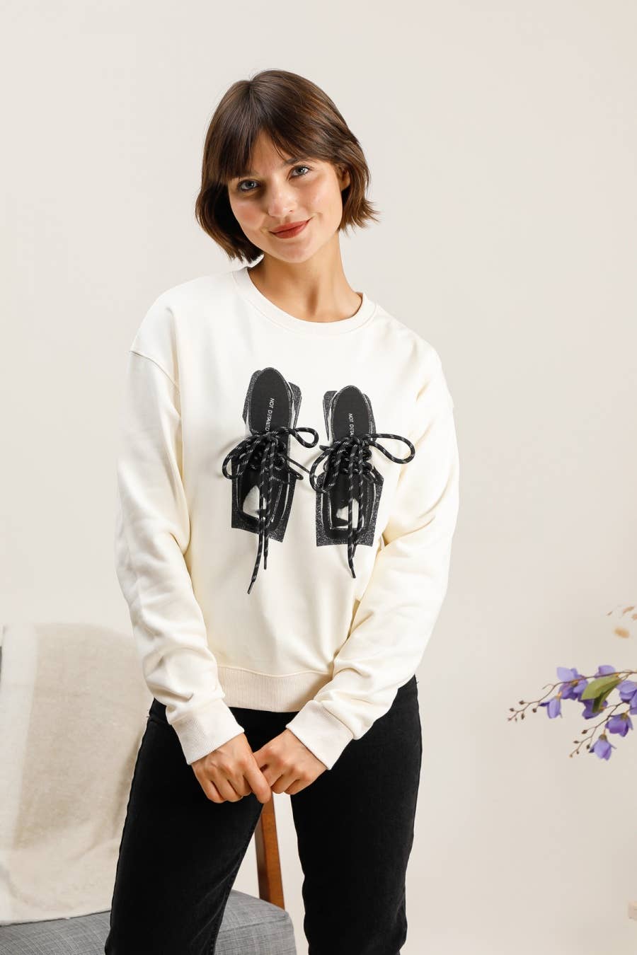 Attrait Paris - Wholesale Graphic Sweatshirt - Women's - Crew neck sweatshirt, lace-up sneakers8