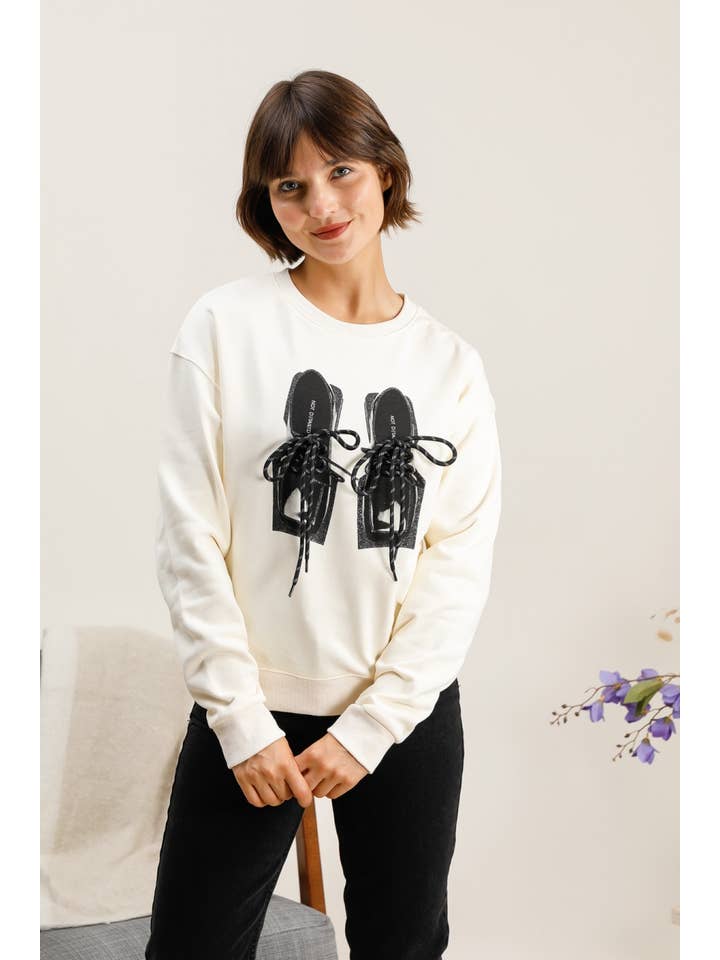 Attrait Paris - Wholesale Graphic sweatshirt – Women’s - Crew neck sweatshirt, lace-up sneakers8