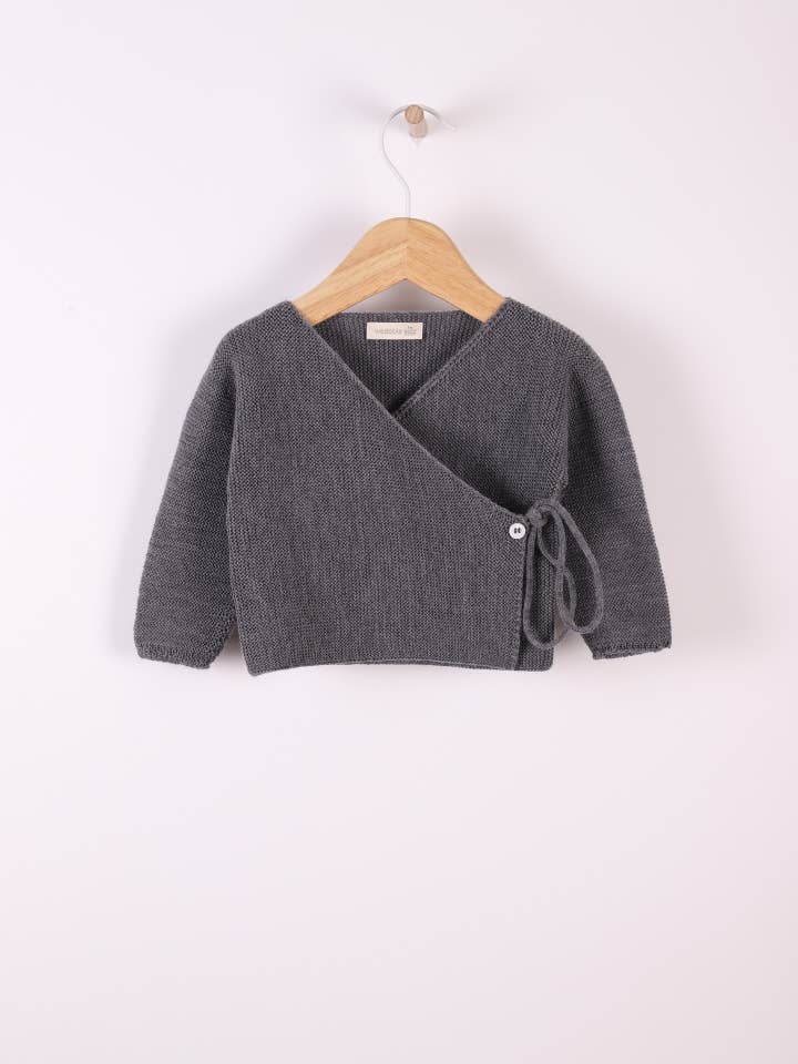 Dubbelknäppt kofta stickad i merinoull | VINTERDAG för wholesale av Wedoble: sustainable children's fashion