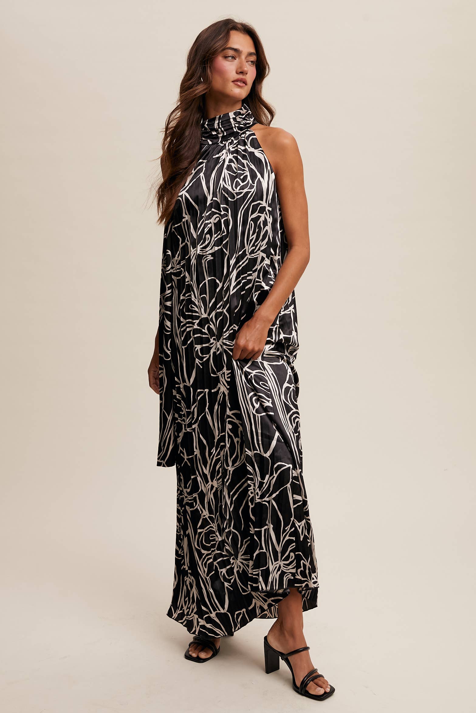 Listicle – Vestido - Mulher por atacado – Vestido maxi plissado de cetim com estampa floral e gola halter6