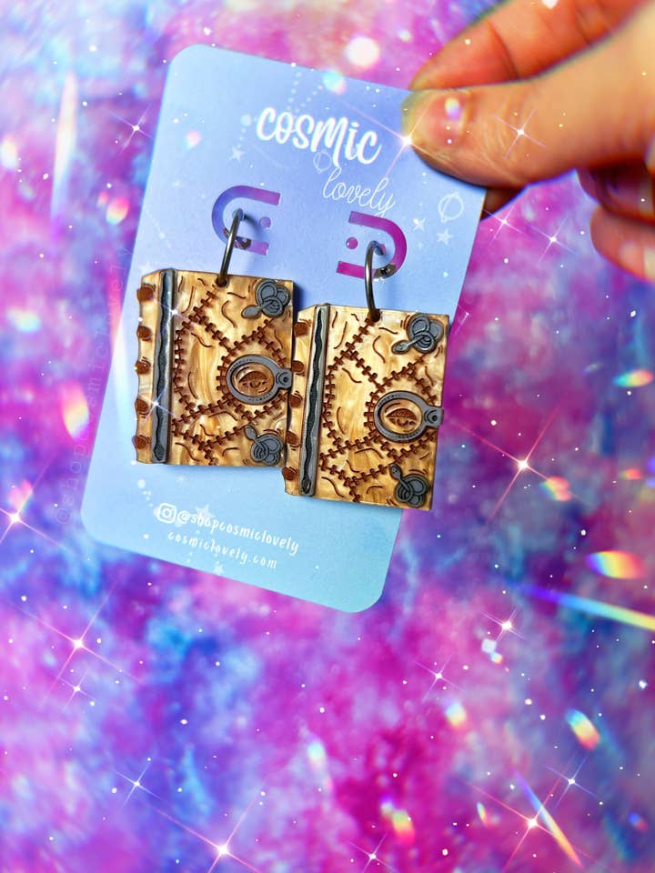 Boucles d'oreilles Witchcraft Book pour la vente par Cosmic lovely